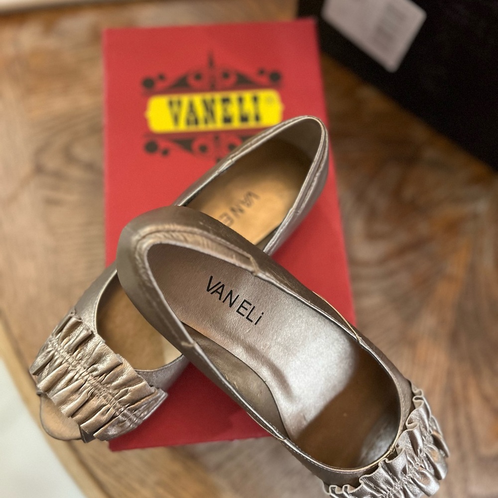 Like new Vaneli Metallic Silver Loafers